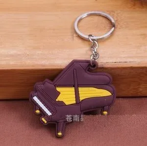 Брелок резиновый Рояль. Цвет коричневый.