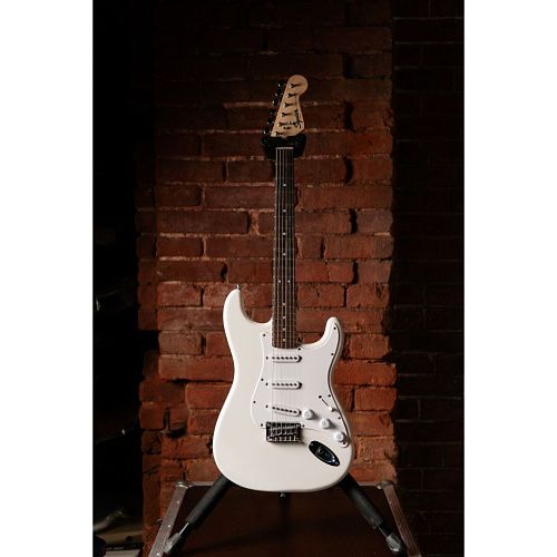 Fender Squier Bullet Stratocaster HT Arctic White Электрогитара (Б/У).
